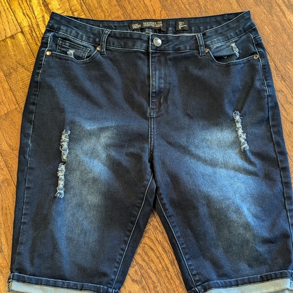 CITY CHIC Plus Size Knee Turn Up high rise denim Short Size 16 - Picture 4 of 14